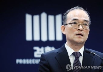 문무일, 윤석열 전 대통령에 대한 발언으로 논란