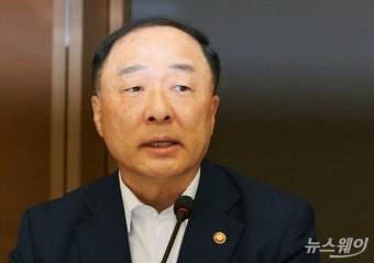 홍남기 “日수출제한 철회돼야…세계경제 부정적 영향 우려”