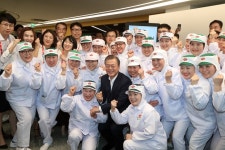 文대통령, 하림 익산공장 방문…“국가균형발전 모범 사례”
