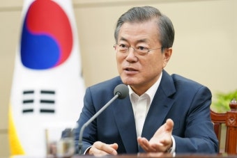 문 대통령, 3주 만에 국무회의 주재…반기문 위원장과 오찬