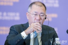 [NW포토]물마시는 정의선 수석부회장