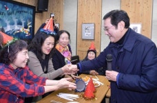 이용섭 광주광역시장, 오월 어머니집 송년회 참석
