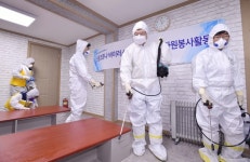 이용섭 광주시장, 지역아동센터서 코로나19 방역활동