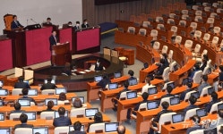 민주당, 53년만에 상임위원장 단독 선출…법사위 사수 나서