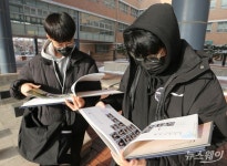 [NW포토]졸업앨범 확인하는 졸업생들