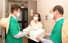 이철우 도지사, “청도특산물 미나리 삼합세트 배달왔습니다”