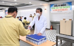 김충섭 김천시장, 구내식당에서 배식봉사하며 소통행보