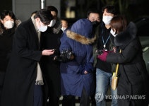 오스템임플란트 횡령 직원 부친 자택서 금괴 254개 추가 발견