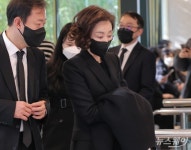 [NW포토]구지은 아워홈 부회장, 故 구자홍 LS 회장 빈소 조문