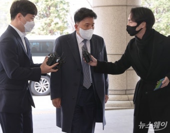 [NW포토]법원 출석한 함영주 하나금융 부회장
