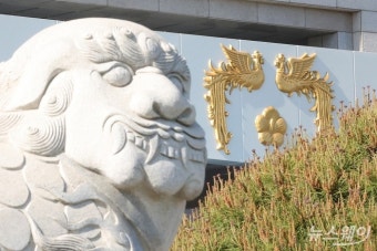 [NW포토]대통령 봉황 걸린 국방부 청사