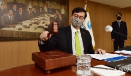 [NW포토]의사봉 두드리는 이창용 한국은행 총재