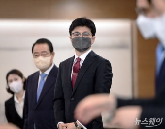 [NW포토]대법관 후보들과 인사 나누는 한동훈 법무장관