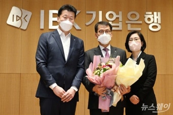 '내부 출신' 김성태 기업은행장, 임직원 환영 속 '첫 발'…조직 재편 예고
