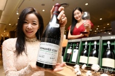 [한 컷]국내 딱 1병 로마네콩티2017 와인…오직 잠실롯데월드몰서만 판매