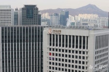 [통화신용보고서]가계부채 누증 우려한 한은…일관된 정책 공조 강조