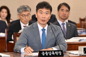 [한 컷]의원 질의 답변하는 이복현 금감원장