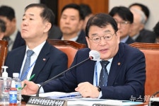 [한 컷]의원 질의 답변하는 박성효 소상공인시장진흥공단 이사장