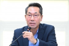 [한 컷]축사 전하는 이동훈 SK바이오팜 사장