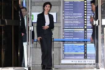 [한 컷]법원 나서는 노소영 아트센터 나비 관장
