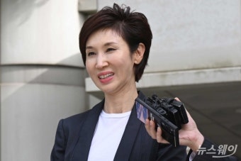 [한 컷]취재진 질문 듣고 미소 짓는 노소영 아트센터 나비 관장