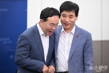 [한 컷]김상준 애경산업 대표·김정안 희망사 회장, 기부 생각에 미소가 절로