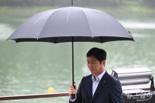 [한 컷]롯데월드몰 오픈 10주년 공공미술 프로젝트 향하는 장재훈 롯데물산 대표