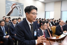 [한 컷]과방위 종합국감 질의 답변하는 임봉호 SKT Customer 사업부장