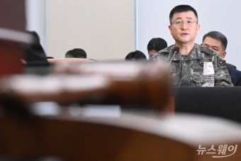 [한 컷]'12·3 비상계엄 사태'…의사봉 너머로 보이는 前계엄사령관 박안수 육군참모총장