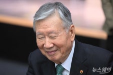 [한 컷]장학 지급 마친 뒤 미소 짓는 이중근 부영그룹 회장