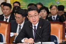 [한 컷]종합국감 질의 답변하는 이억원 금융위원장