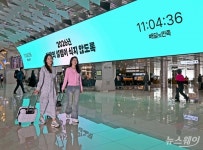 [한 컷]배달의민족, 김포·제주공항 27m 대형 미디어월 시보 광고