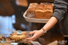 [한 컷]물가안정 동참 나선 뚜레쥬르…빵값 낮췄다