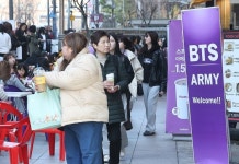 광화문 뒤덮은 BTS 팬덤…CU 4.5배·유통 매출 줄줄이 상승