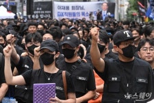 삼성전자 DX부문 노동조합 동행…직원 1인당 자사주 1천주 수준 보상하라[한 컷]