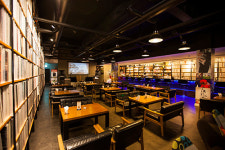 LP판 15만장과 맥주, 게스후 눈길