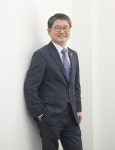 윤재은 코오롱 전무 「캠브리지」 신사복 톱으로