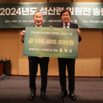 JS코퍼레이션 홍재성 회장, 섬산련 장학재단에 장학금 1억 쾌척