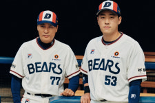휠라와 30년 동행 종료한 두산베어스, 새 파트너는 아디다스?