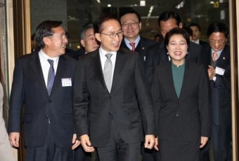 이명박 내외, 아직도 대통령 행세? 과잉경호 논란