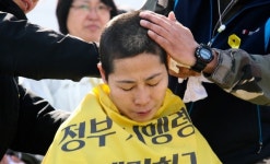 영정 들고 도보행진 나선 세월호 가족들 “돈 흔들며 능욕하는 이들에게…”