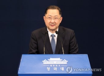 문 대통령, 신현수 청와대 민정수석 사표 수리…후임에 김진국