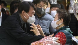 윤석열, 가락시장서 민생행보…전국민 재난지원금 안돼