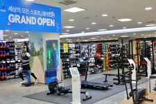스포츠 용품만 8천여개…롯데마트, 데카트론 서울 1호점 오픈