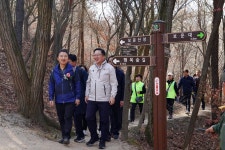 [포토] 대전둘레산길 걷는 남성현 산림청장