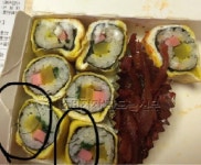 스쿨푸드, 김밥 속에 철수세미 조각 기겁