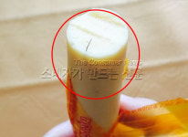 어린이 간식용 소세지 한입 깨물자 검은털 불쑥