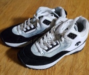 가죽 운동화 물세탁했더니 이염으로 얼룩덜룩...세탁 스티커 확인해야