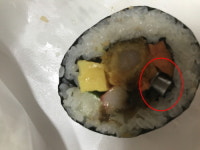 [오마이소비자] 김밥에 쇳덩이 볼트 고명 들어, “이거 실화냐~”