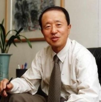 남양유업 홍원식 전 회장, 200억 횡령 혐의 강제수사…10여 곳 압수수색